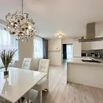 Simcity 3 I Skyline Elegance I 3br, Private Parking, Sunny Terrace With Panoramic View 5min Walk To Square 반스카비스트리카