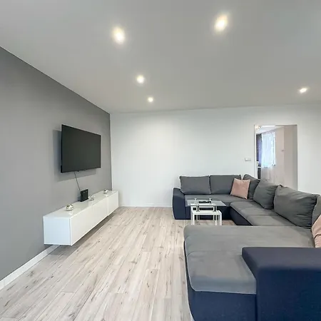 Simcity 3 I Skyline Elegance I 3br, Private Parking, Sunny Terrace With Panoramic View 5min Walk To Square *